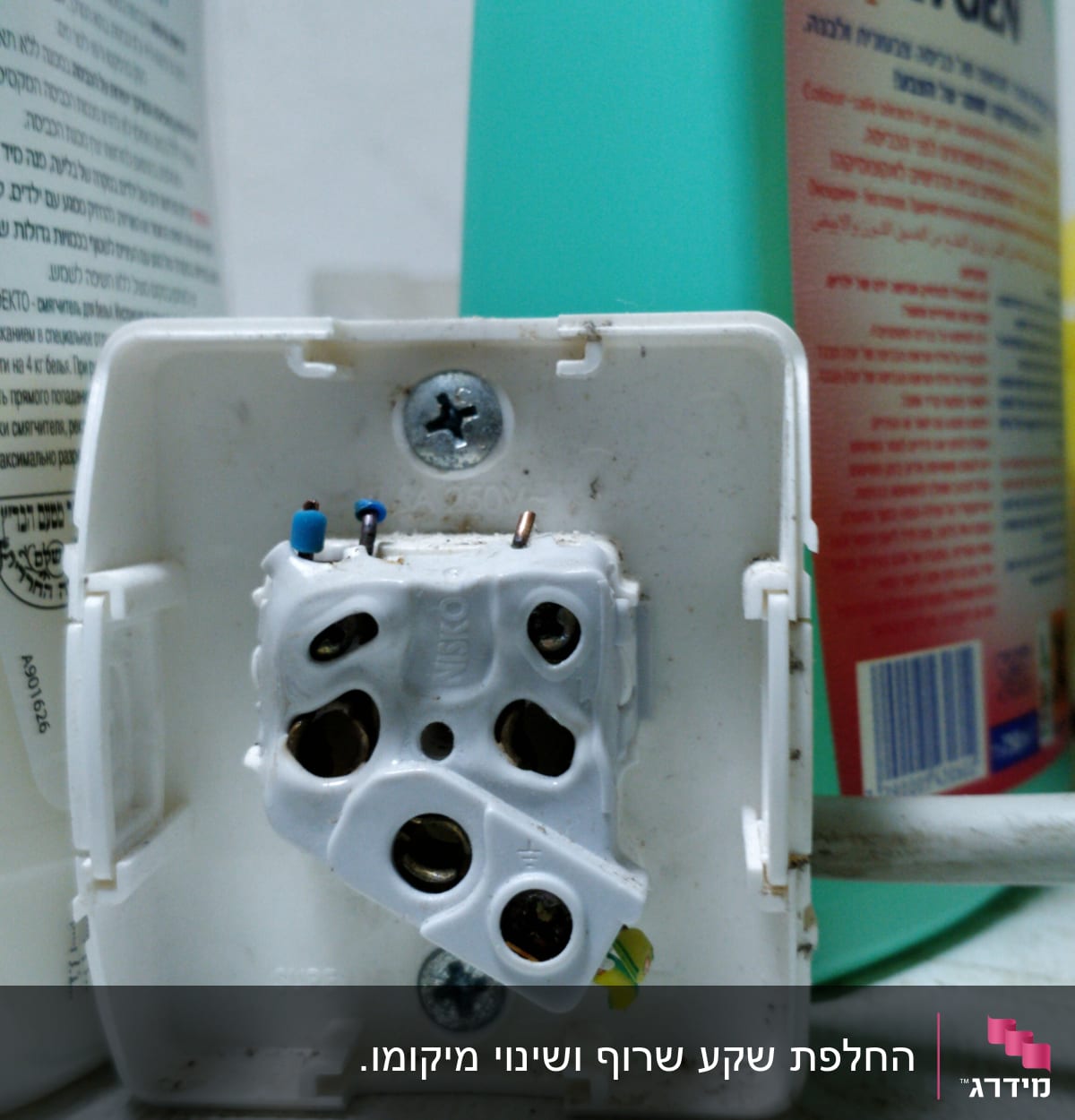 שקע חשמלי פתוח עם חוטים חשופים וברגים